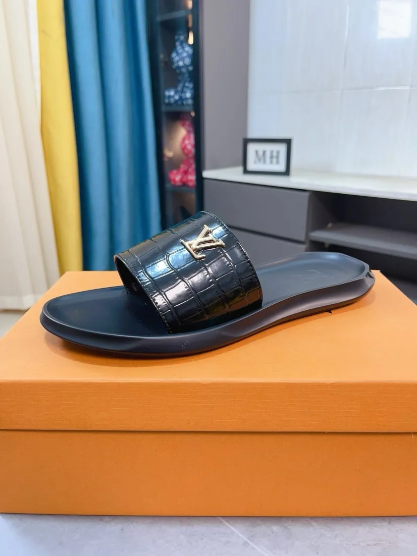 Men's shoes 💰260🌹🌹 (lv-Louis Vuitton) new men's sandals, high-end boutique, exquisite embossed logo decoration on the upper, fine workmanship, super soft soles, casual, loose and comfortable, a must-have in summer! \nsize：38-44